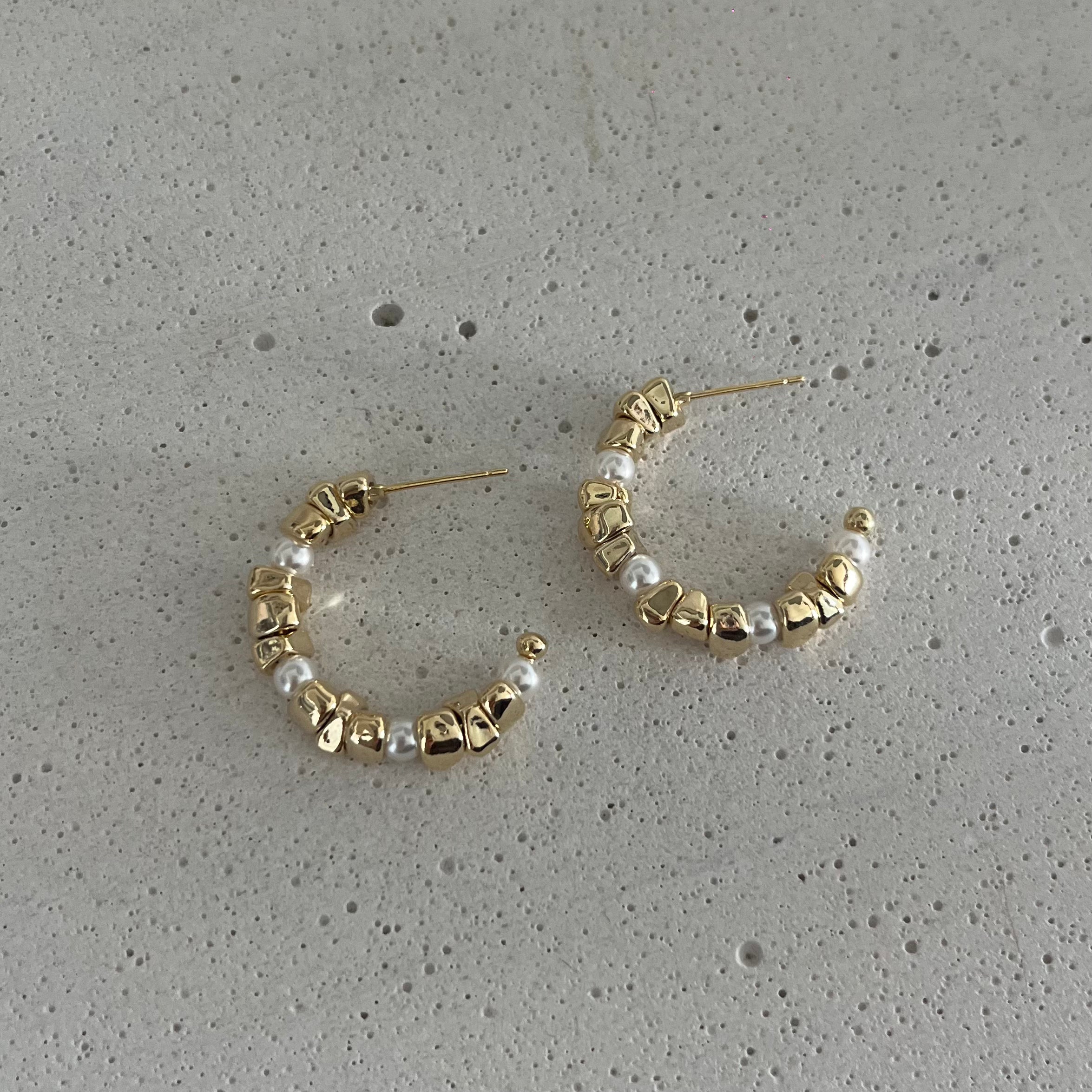 Zoe's Gleam C Earrings