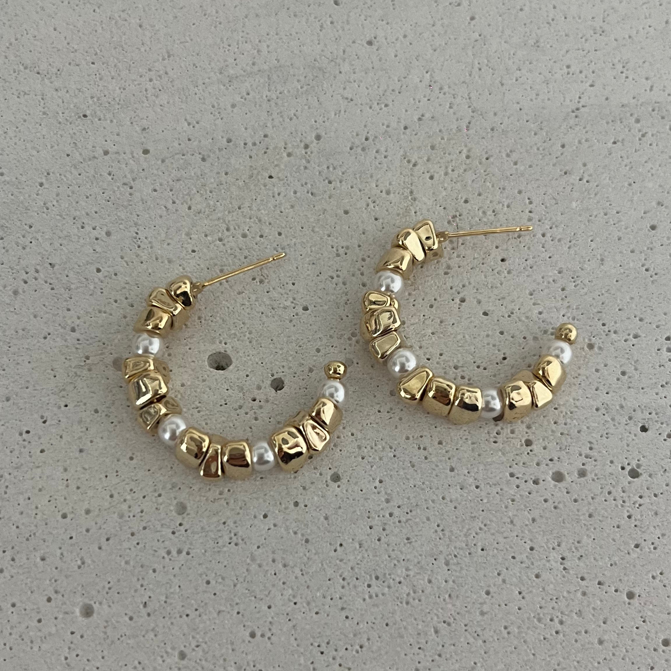 Zoe's Gleam C Earrings