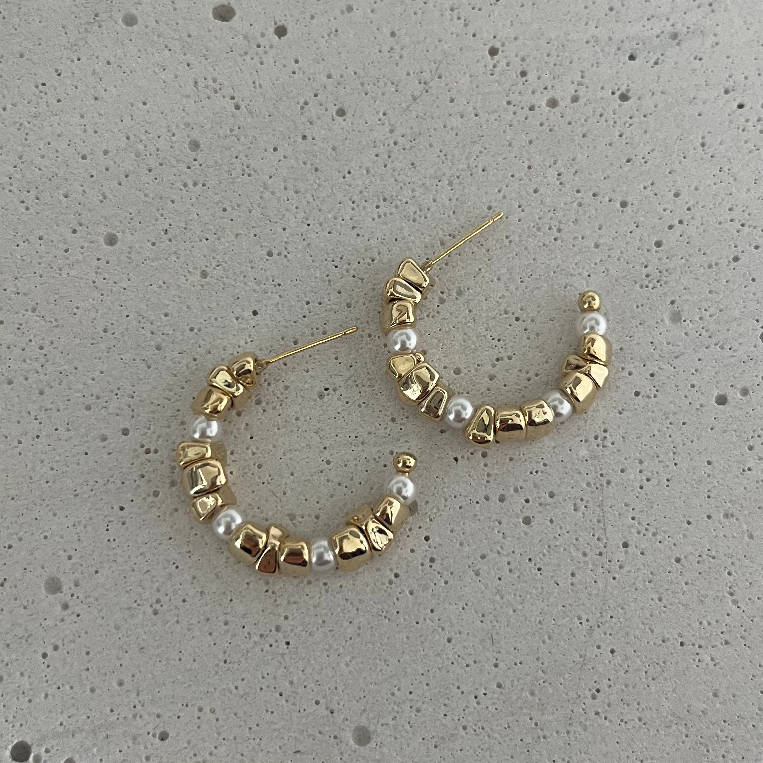 Zoe's Gleam C Earrings